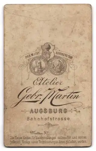 Fotografie Gebr. Martin, Augsburg, Bahnhofstrasse, Porträt einer Frau in elegantem Kleid