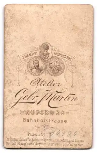 Fotografie Gebr. Martin, Augsburg, Bahnhofstrasse, Sitzende Dame in tailliertem Kleid