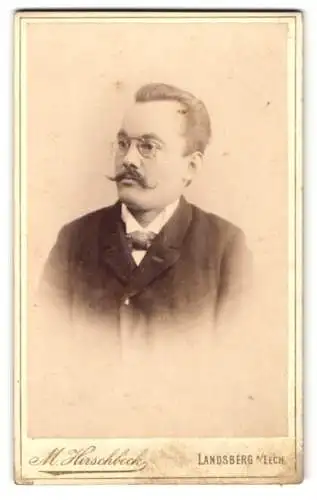 Fotografie M. Hirschbeck, Landsberg am Lech, Porträt eines Mannes mit Brille und Schnurrbart