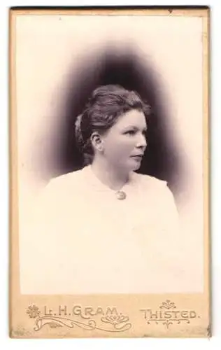 Fotografie L. H. Gram, Thisted, Frau im Profil mit elegantem Haarknoten