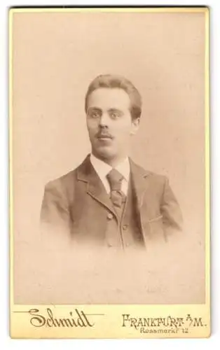 Fotografie Schmidt, Frankfurt a. M., Rossmarkt 12, Portrait eines eleganten Herrn