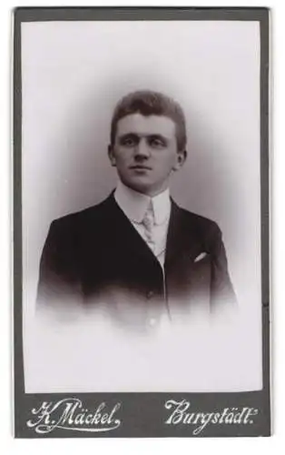 Fotografie Karl Mäckel, Burgstädt, Portrait eines jungen Mannes