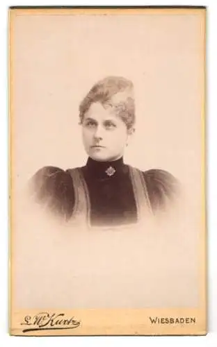 Fotografie L.W. Kurtz, Wiesbaden, Friedrichstr. 4, Portrait einer Dame mit hochgestecktem Haar