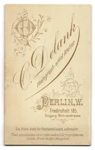 Fotografie C. Delank, Berlin, Friedrichstr. 185, Junger Mann im Anzug