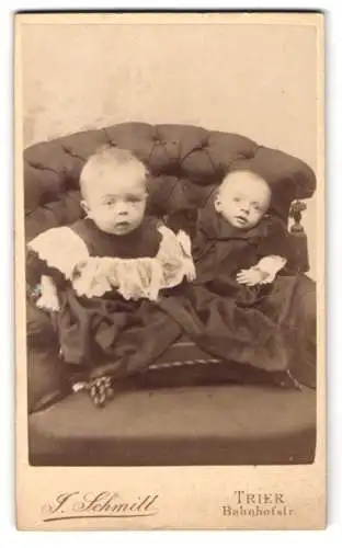 Fotografie J. Schmitt, Trier, Bahnhofstr., Zwei Kleinkinder auf einem Sessel