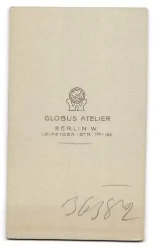 Fotografie Globus Atelier, Berlin, Leipziger Str. 132 /135, Porträt eines eleganten Mannes mit Schnurrbart