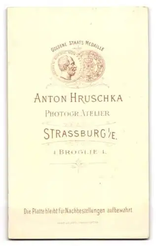Fotografie Anton Hruschka, Strassburg, Broglie 4, Porträt eines Herrn mit Ansteckblume