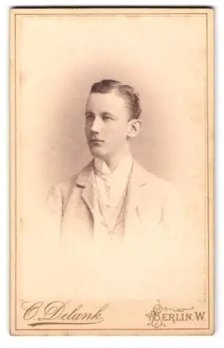 Fotografie C. Delank, Berlin, Friedrichstrasse 185, Porträt eines jungen Mannes