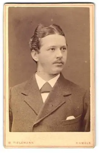 Fotografie Bernhard Tielemann, Hameln, Münsterkirchhof Nr. 5, Porträt eines jungen Mannes