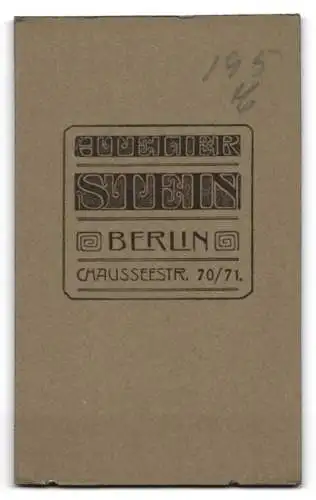 Fotografie Stein, Berlin, Chausseestrasse 70 /71, Porträt eines Jungen mit Buch