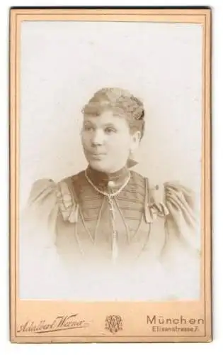 Fotografie Adalbert Werner, München, Elisenstrasse 7, Portrait einer Dame mit Kreuzkette