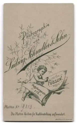 Fotografie Ludwig Schradler &amp Sohn, Füssen, Augsburgerstr. 276, Porträt einer Frau mit elegantem Kleid