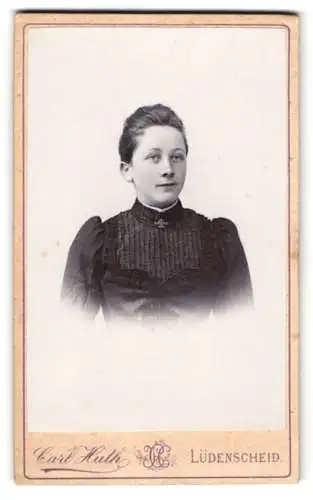 Fotografie Carl Huth, Lüdenscheid, Carls-Platz, Porträt einer Frau in elegantem Kleid