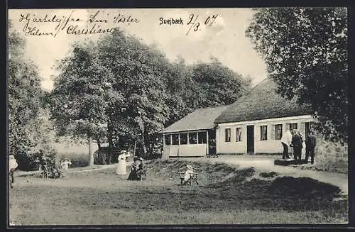 AK Svejbaek, Gebäude und Menschen im Garten