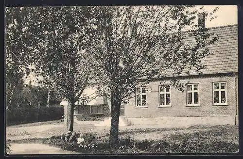 AK Aaso, Kinder vor einem Haus