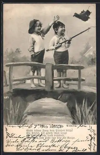 AK Zwei Jungen auf einer Brücke beim Angeln