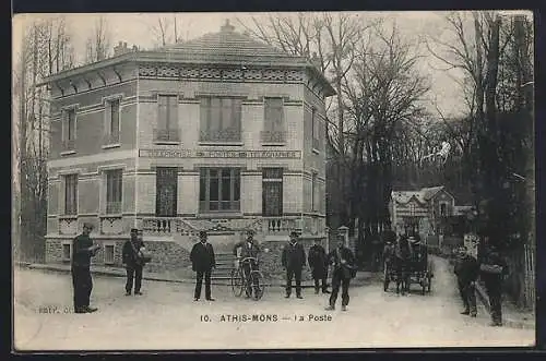 AK Athis-Mons, La Poste avec employés et bicyclette devant le bâtiment