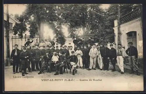 AK Vert-le-Petit, Caserne du Bouchet avec soldats en uniforme