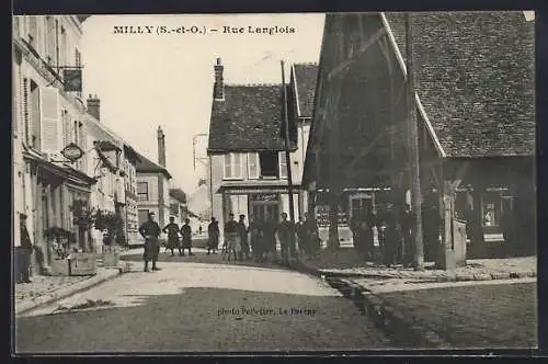 AK Milly, Rue Langlois animée avec passants et bâtiments historiques