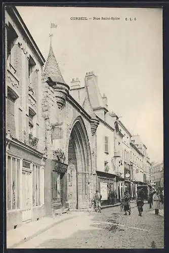 AK Corbeil, Rue Saint-Spire avec son architecture gothique et passants