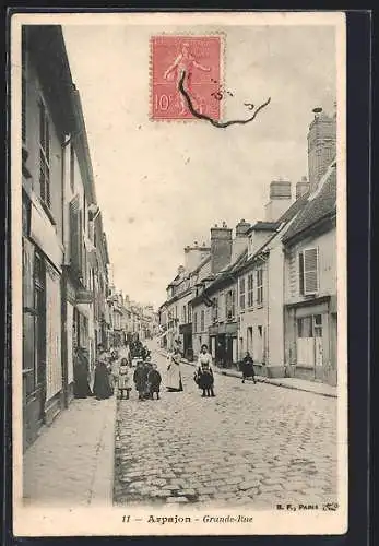 AK Arpajon, Grande-Rue animée avec passants et bâtiments historiques