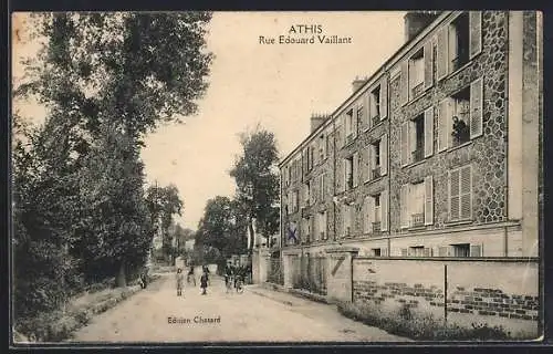 AK Athis, Rue Edouard Vaillant avec immeubles et passants