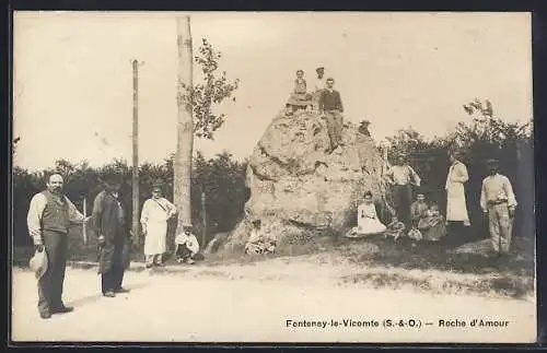 AK Fontenay-le-Vicomte, Roche d`Amour avec groupe de personnes posant autour du rocher