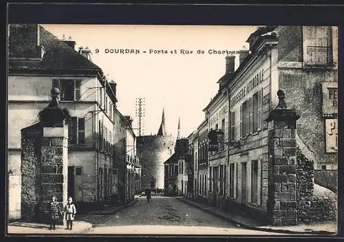 AK Dourdan, Porte et Rue de Chartres