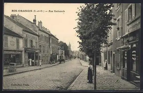 AK Ris-Orangis, Rue Nationale avec commerces et passants