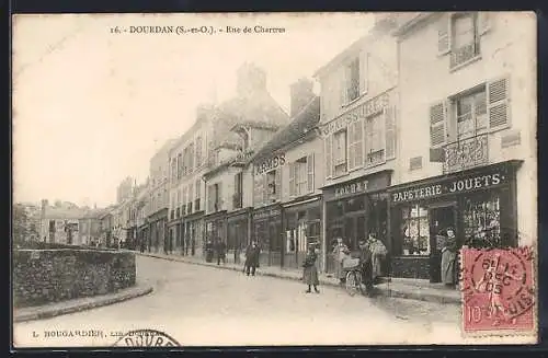 AK Dourdan, Rue de Chartres avec boutiques et passants