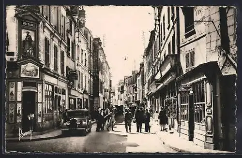 AK Corbeil, La rue Saint-Spire animée avec passants et voitures