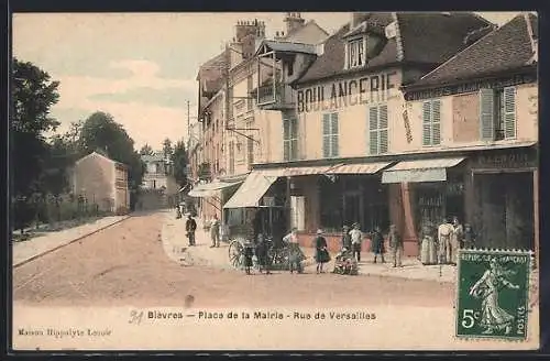 AK Bièvres, Place de la Mairie, Rue de Versailles avec boulangerie et passants