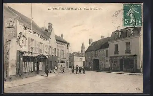 AK Ballancourt, Place de la Liberté avec l`Hôtel de la Réunion et passants