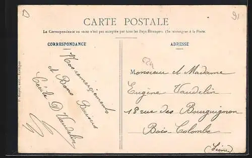 AK Ballancourt, Place de la Liberté avec l`Hôtel de la Réunion et passants