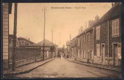 AK Bouray-sur-Juine, Grande-Rue avec maisons anciennes et lampadaire électrique