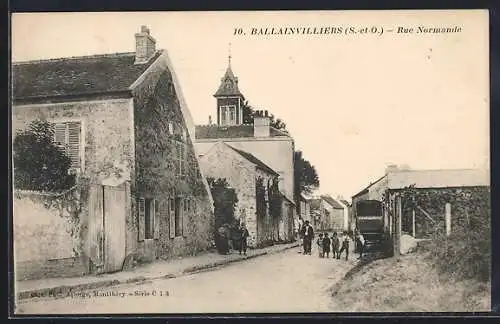 AK Ballainvilliers, Rue Normande avec habitants et bâtiments rustiques