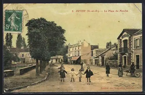 AK Juvisy, La Place du Marché avec des enfants jouant