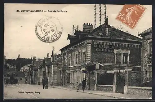 AK Juvisy-sur-Orge, Rue de la Poste avec café et hôtel de la Poste