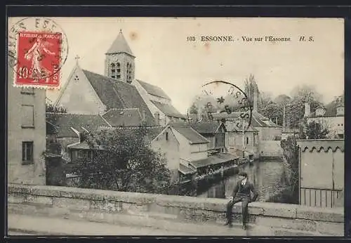 AK Essonne, Vue sur l`Essonne avec église et habitations au bord de l`eau