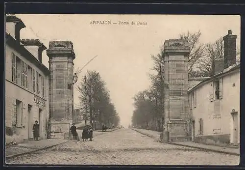 AK Arpajon, Porte de Paris et rue pavée animée