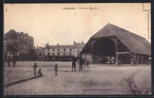 AK Arpajon, Place du Marché avec halle et passants