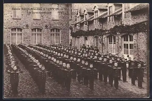 AK Igny, École Saint-Nicolas, Le gymnase avec élèves en rangée