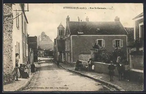 AK Itteville, Rue St-Germain animée avec habitants et église en arrière-plan