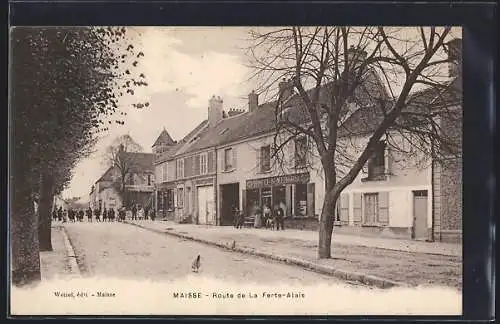 AK Maisse, Route de La Ferté-Alais avec des passants et bâtiments en arrière-plan