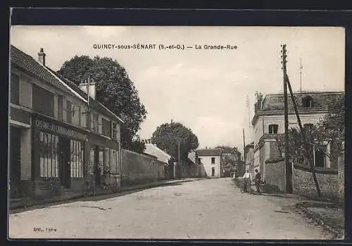 AK Quincy-sous-Sénart, La Grande-Rue animée avec bâtiments et cyclistes