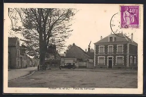 AK Pussay, Place du Carrouge avec arbre et bâtiments historiques