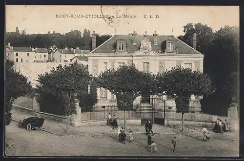 AK Soisy-sous-Étiolles, La Mairie et la place animée