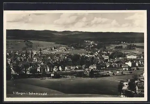 AK Villingen /Schwarzwald, Gesamtansicht mit Bergpanorama