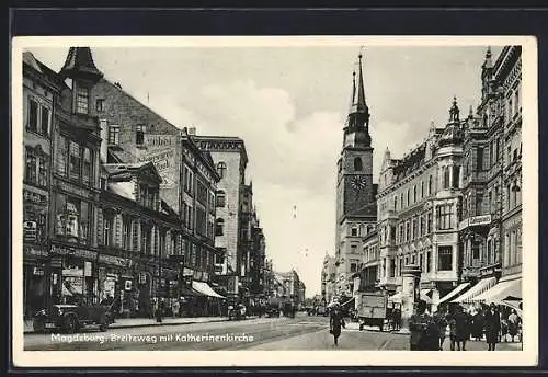 AK Magdeburg, Strasse Breiteweg mit Katharinenkirche, Geschäften und Litfasssäule