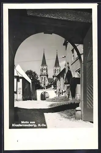 AK Klosterneuburg /N.-Oe., Durchblick zur Kirche